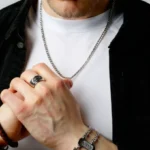 Bracelets, bagues, colliers : 5 bijoux personnalisés pour homme à connaître en 2025