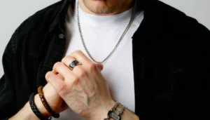 Bracelets, bagues, colliers : 5 bijoux personnalisés pour homme à connaître en 2025