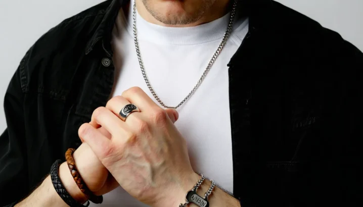 Bracelets, bagues, colliers : 5 bijoux personnalisés pour homme à connaître en 2025